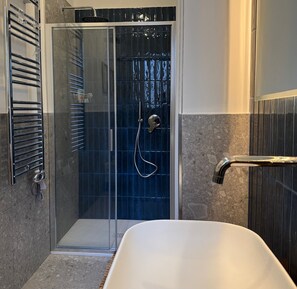 Dusch, hårtork, bidé och handdukar