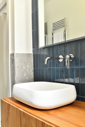 淋浴设施、吹风机、坐浴桶、毛巾