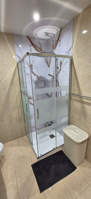 Dusche, Haartrockner, Bidet, Handtücher