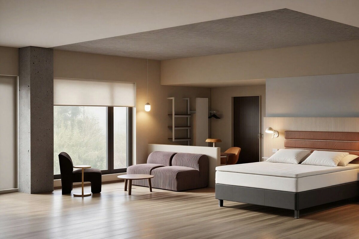 Een moderne hotelkamer met een groot bed, een bureau, een stoel en een bank.