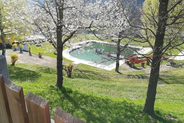 Property grounds - Apartment 2. (Flattach)