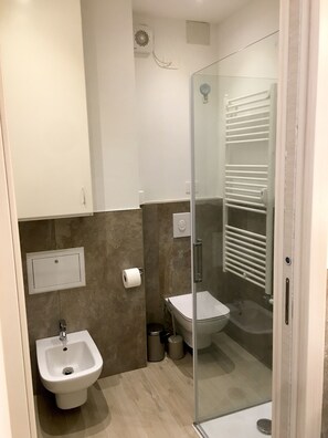 مجففات شعر، مناشف، صابون، ورق حمّام