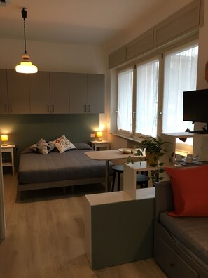 Iron/ironing board, free WiFi, bed sheets