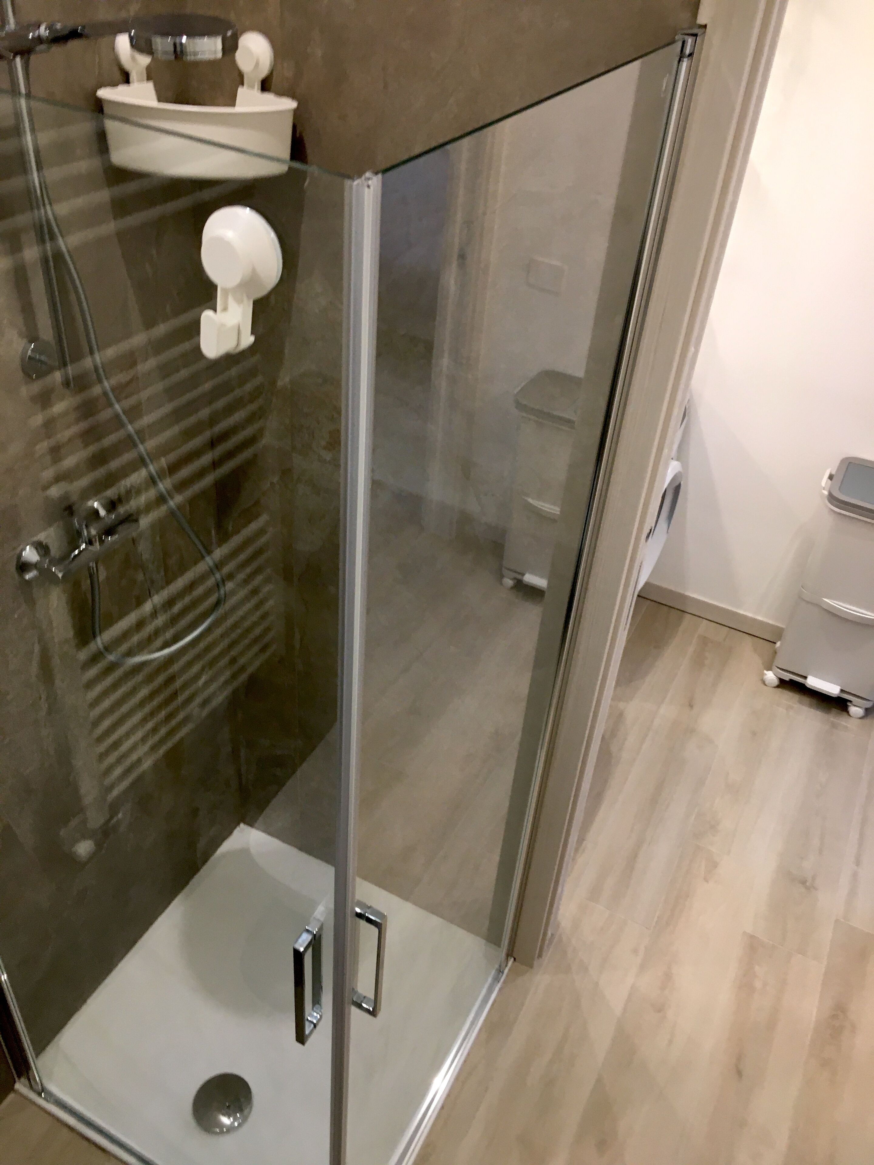 Sèche-cheveux, serviettes fournies, savon, papier toilette