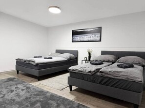 Tabla de planchar con plancha, wifi y ropa de cama 