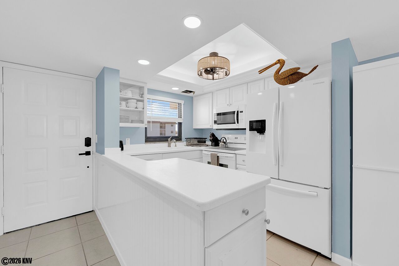 Réfrigérateur, four à micro-ondes, un four, surface de cuisson