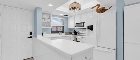 Réfrigérateur, four à micro-ondes, un four, surface de cuisson