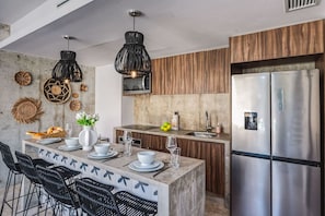 Wasserkocher mit Kaffee-/Teezubehör, Kühlschrank, Mikrowelle, Ofen
