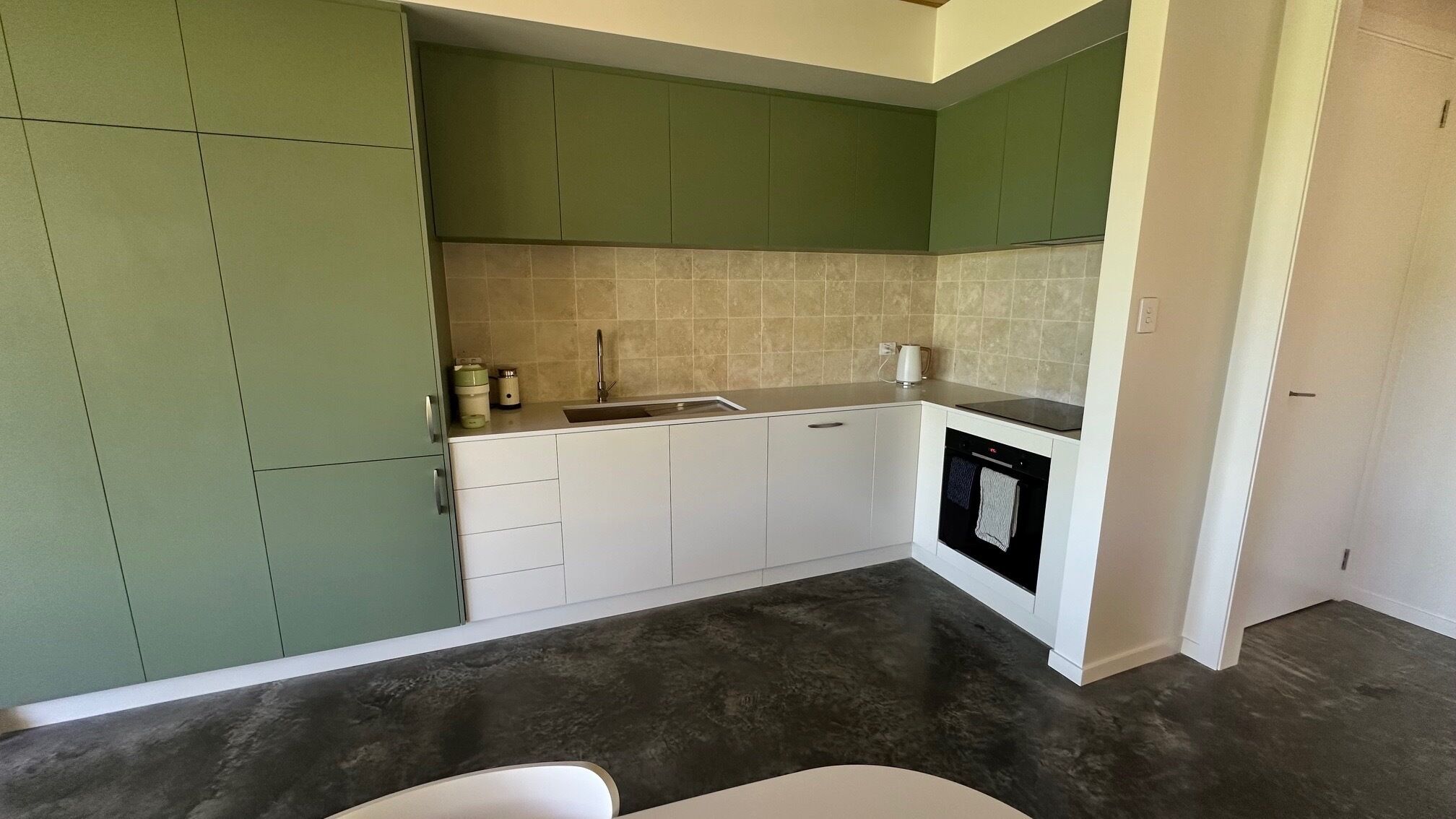 Mikrobølgeovn, ovn, kokeplater og oppvaskmaskin