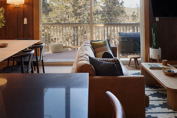 特色小屋, 3 间卧室, 热水浴缸, 山景 | 客厅 | 45-英寸智能电视(配备数码频道)、壁炉、游戏机