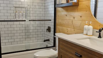 Signature Cabin, 3 Bedrooms, Non Smoking, Mountain View | Bathroom | Combined shower/tub, free toiletries, hair dryer, towels