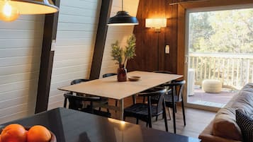 Signature Cabin, 3 Bedrooms, Non Smoking, Mountain View | In-room dining