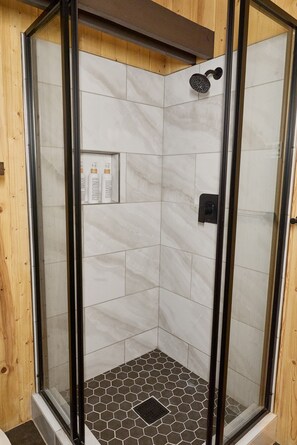 Cabin có thiết kế đặc trưng, 3 phòng ngủ, bồn tắm nước nóng, quang cảnh núi | Phòng tắm | Vòi sen/bồn tắm kết hợp, đồ dùng nhà tắm miễn phí, máy sấy tóc