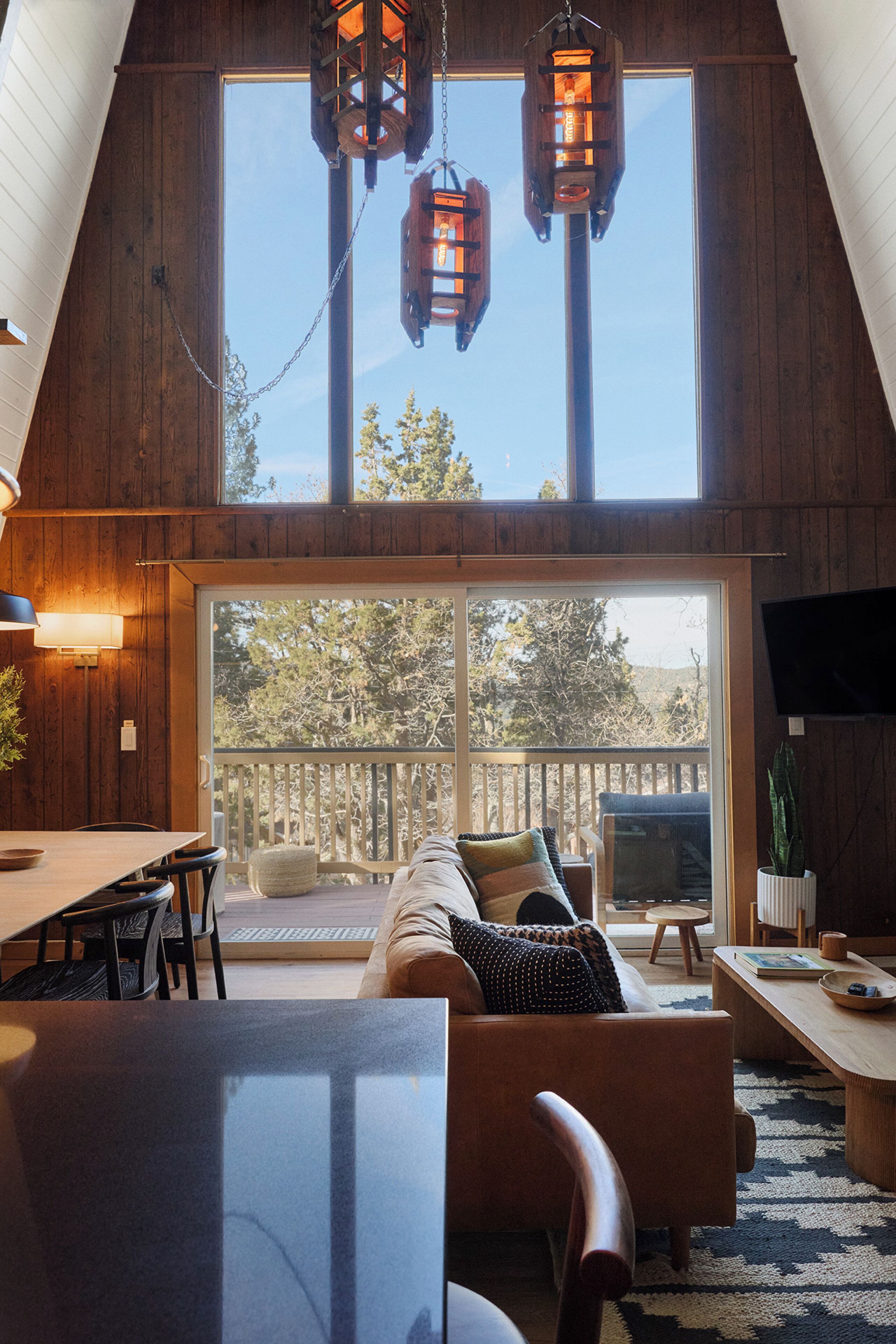 Smart TV 45 pulgadas con canales de televisión digitales, chimenea