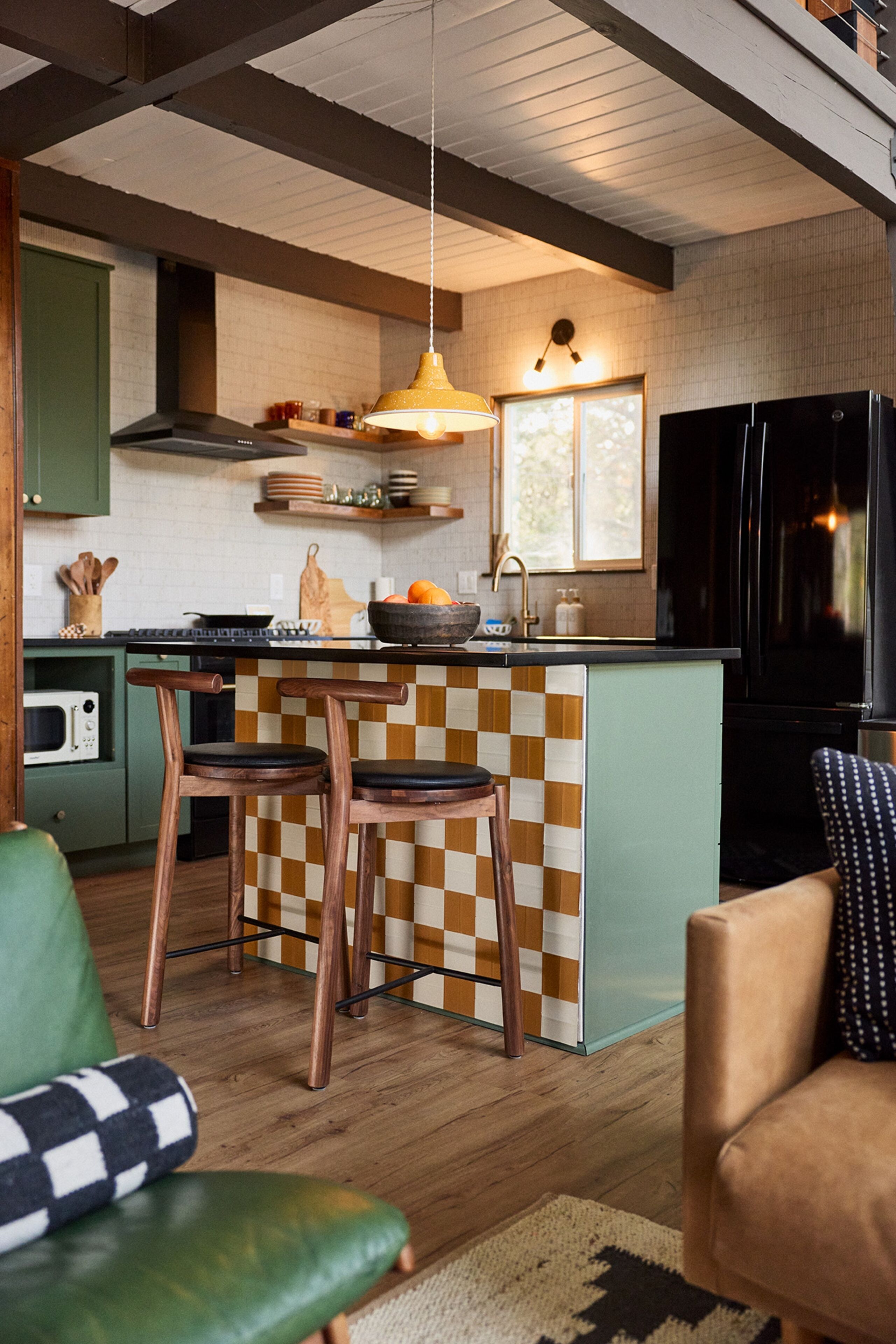 Cabaña Signature, 3 habitaciones, bañera de hidromasaje, vistas a la montaña | Cocina privada | Frigorífico, microondas, horno y placa de cocina