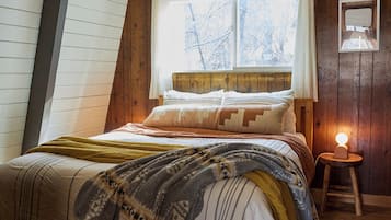 Signature Cabin, 3 Bedrooms, Non Smoking, Mountain View | Individually decorated, individually furnished, laptop workspace