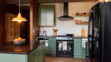 Signature Cabin, 3 Bedrooms, Hot Tub, Mountain View | Private kitchen