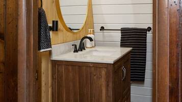 Signature Cabin, 3 Bedrooms, Hot Tub, Mountain View | Bathroom