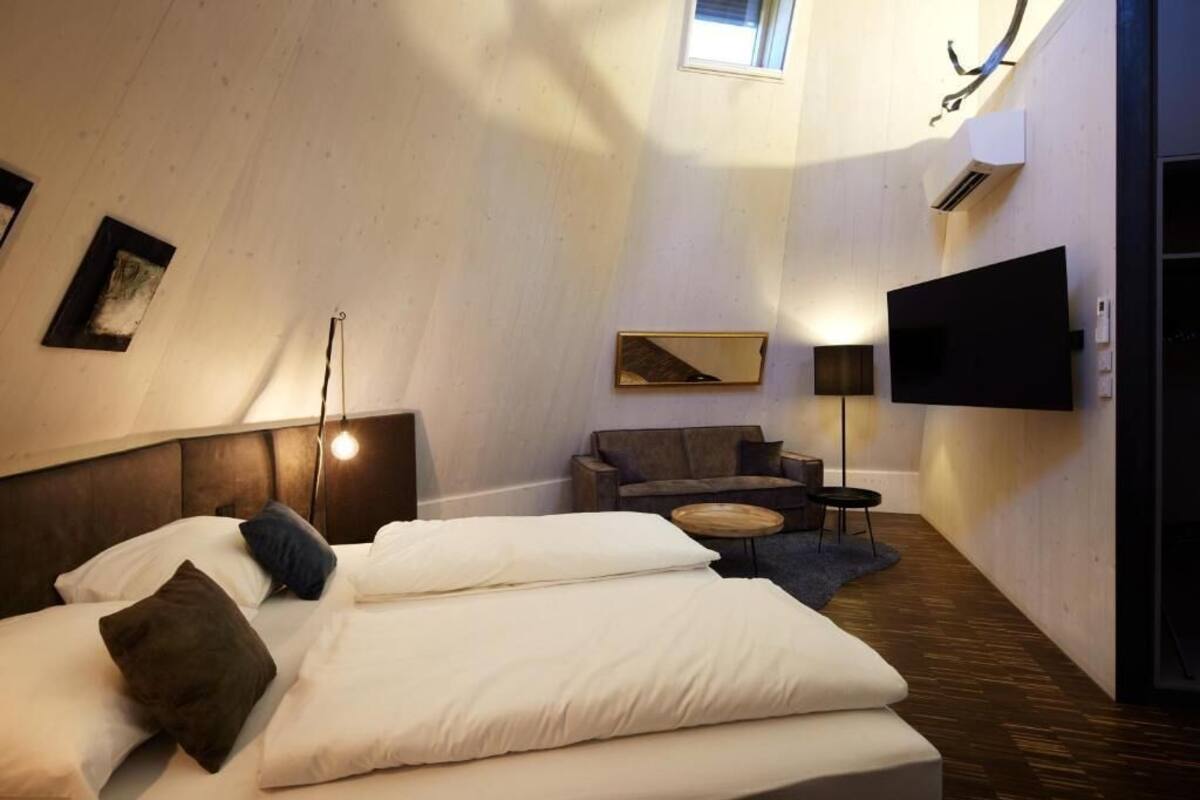 Suite, vistas al jardín | Caja fuerte, cortinas opacas, wifi gratis