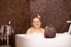 Suite – deluxe, hageutsikt | Spa | 2 behandlingsrom og massasje