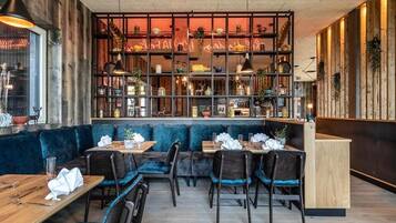 4 restaurants, dinner served