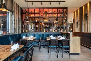 4 restaurantes; se sirven cenas 