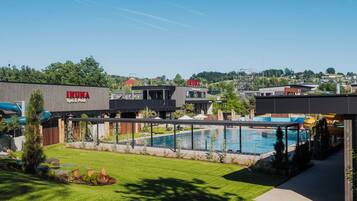 Ein modernes Gebäude mit einem Schild, auf dem 'IKUNA Spa & Pool' steht.