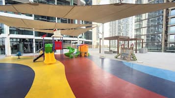 Luxury-Apartment, Balkon, Stadtblick | Kinderbereich