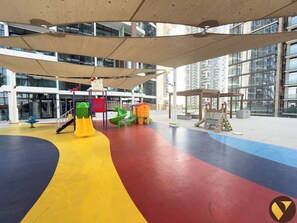 Apartemen Mewah, balkon, pemandangan kota | Area anak-anak