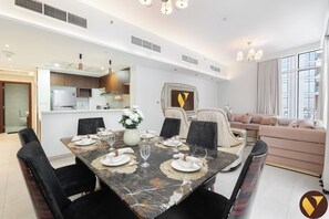 럭셔리 아파트, 발코니, 시내 전망 | 다이닝