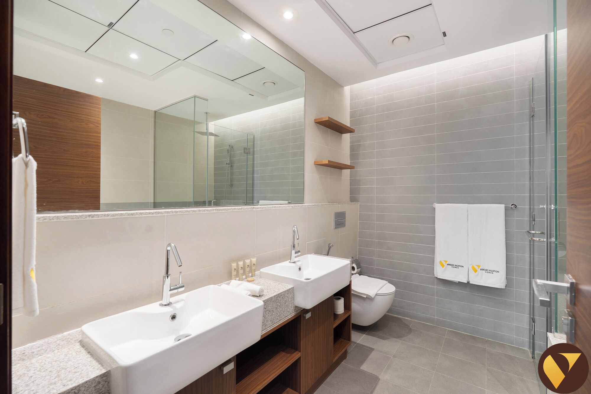 Luxury Apartment, Balcony, City View | Bathroom | Shower, free toiletries, hair dryer, slippers