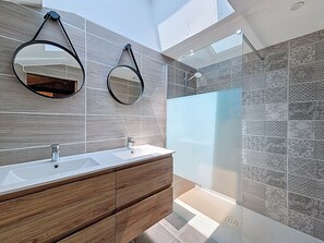 Serviettes fournies, papier de toilette
