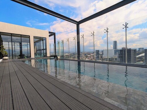 Luxury 2BR apartment with Stunning Views