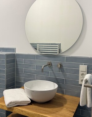 Suihku, hiustenkuivaaja, saippua, vessapaperi