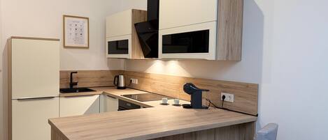 Fridge, oven, stovetop, dishwasher