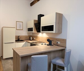 Jääkaappi, uuni, liesi, astianpesukone