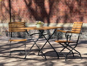 Outdoor dining - Vacation apartment Schwalbennest Gut Osterhausen Butjadingen - peace and relaxation (Butjadingen)