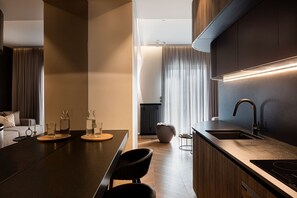 ثلاجة، فرن، موقد طهي مسطح، غسالة أطباق