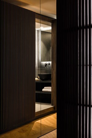 تجهيزات دش، مجففات شعر، مناشف، ورق حمّام