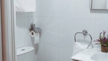 Een douche, een haardroger, handdoeken, zeep