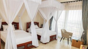Brankas, tirai kedap cahaya, kedap suara, dan setrika/meja setrika