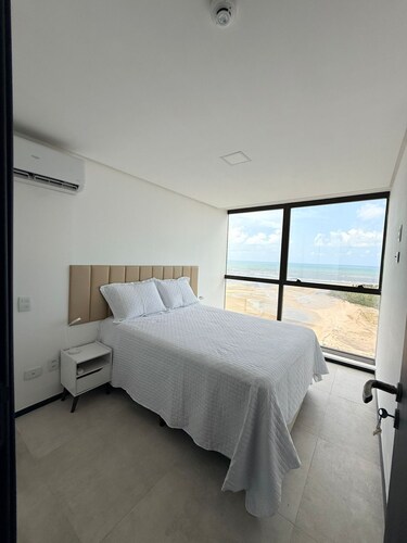 Flat with ocean view, stylish, modern, comfortable, just steps from the beach. In Candeias