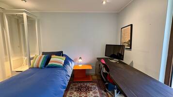 3 bedrooms, desk, iron/ironing board, travel crib