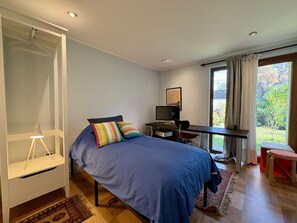 3 habitaciones, escritorio y tabla de planchar con plancha