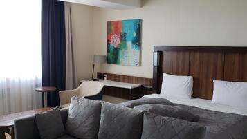 Suite, Lake View | In-room safe, blackout drapes, free WiFi