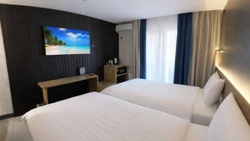 In-room safe, blackout drapes, free WiFi