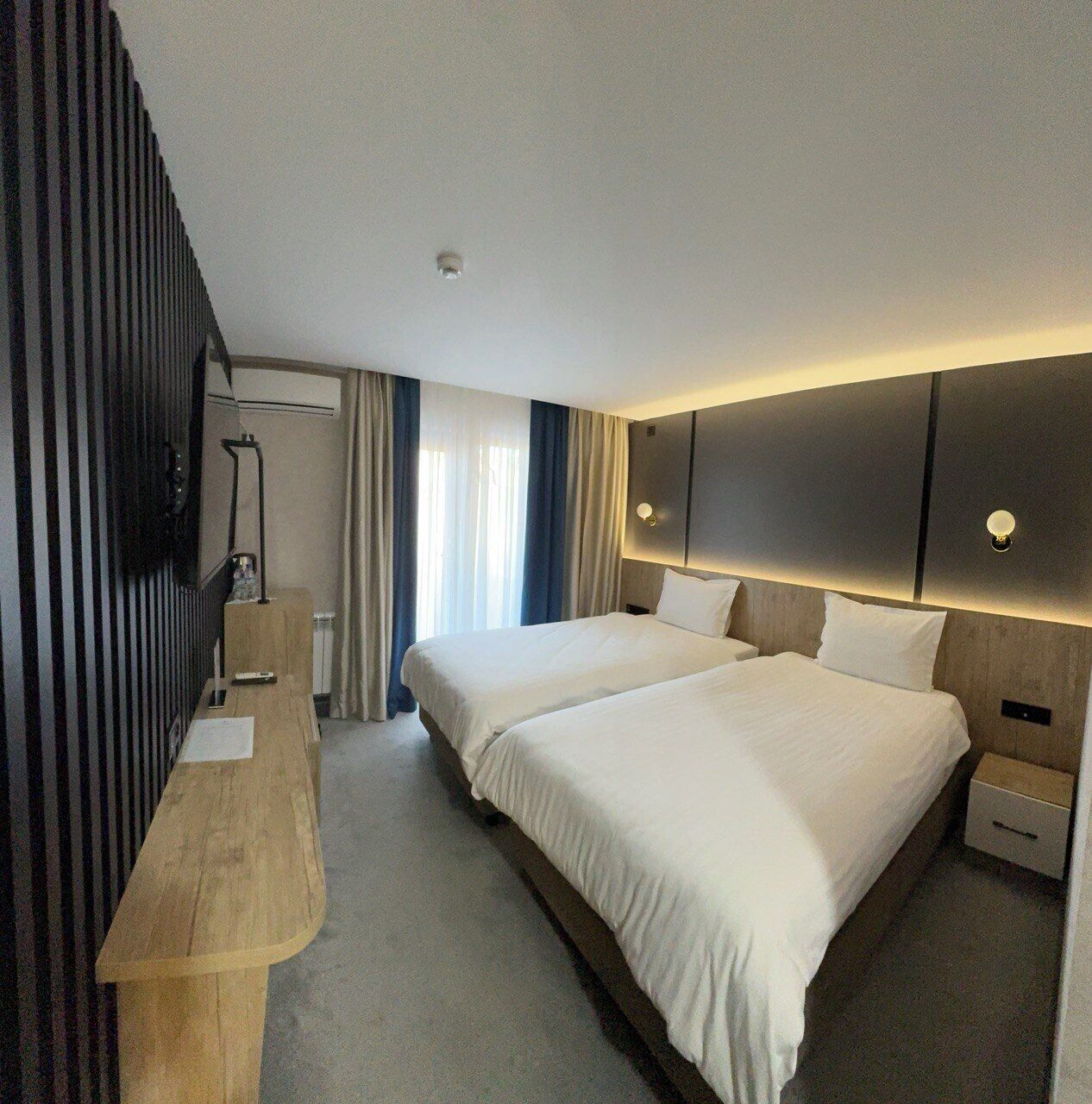 Habitación con 2 camas individuales, balcón, vista al jardín | Caja de seguridad en la habitación, cortinas blackout y wifi gratis 