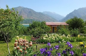 Chambre Quadruple, balcon, vue lac | Enceinte de lâhĂ©bergement