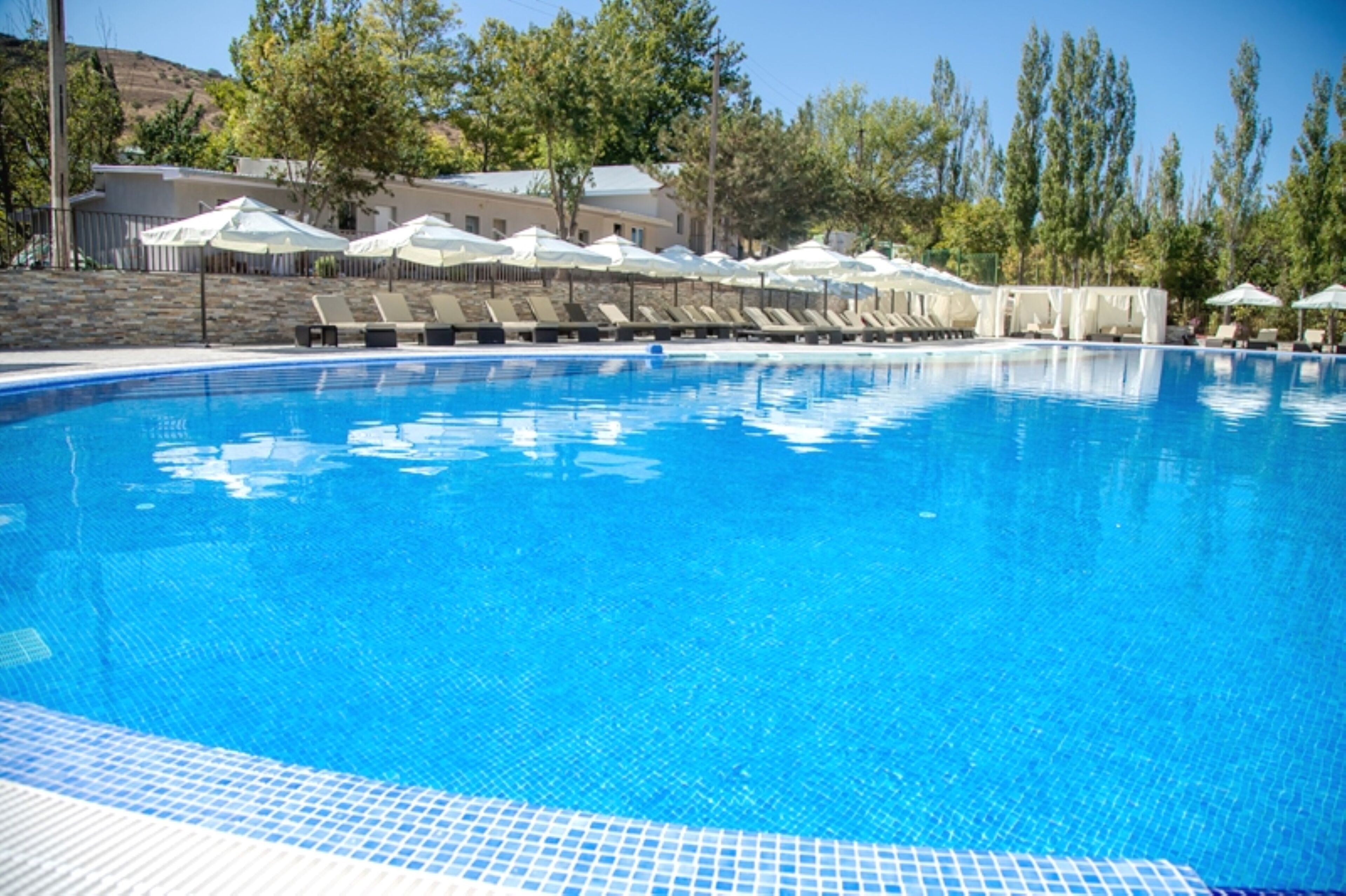 Una piscina al aire libre de temporada, cabañas de piscina gratuitas