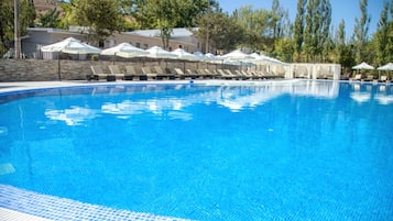 Una piscina al aire libre de temporada, cabañas de piscina gratuitas